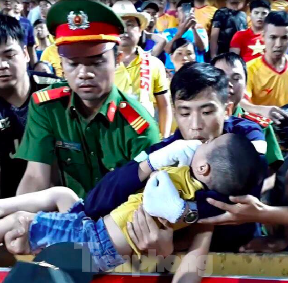 Khen thưởng chiến sỹ chịu đau cứu cháu bé được cư dân mạng tôn vinh - ảnh 2