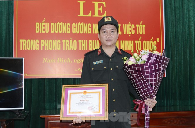 Khen thưởng chiến sỹ chịu đau cứu cháu bé được cư dân mạng tôn vinh - ảnh 3