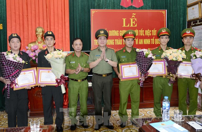 Khen thưởng chiến sỹ chịu đau cứu cháu bé được cư dân mạng tôn vinh - ảnh 4