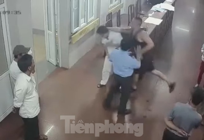 Kẻ đánh bác sĩ khai do ê kíp không 'nhiệt tình' chữa bệnh cho con mình - ảnh 3