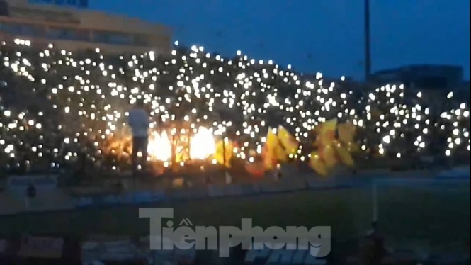 Mất điện giữa trận đấu, 3 vạn CĐV mở hội hoa đăng trên sân Thiên Trường - ảnh 7