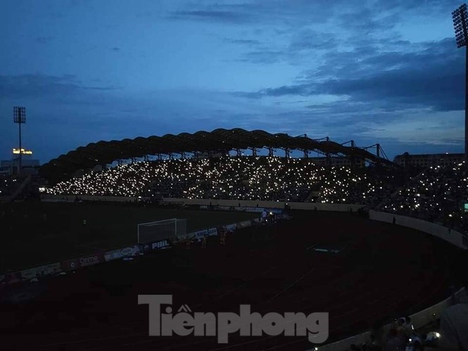 Mất điện giữa trận đấu, 3 vạn CĐV mở hội hoa đăng trên sân Thiên Trường - ảnh 11