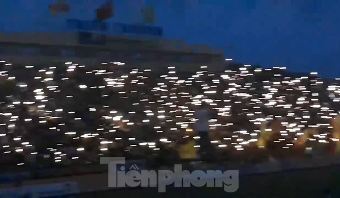 Mất điện giữa trận đấu, 3 vạn CĐV mở hội hoa đăng trên sân Thiên Trường - ảnh 14