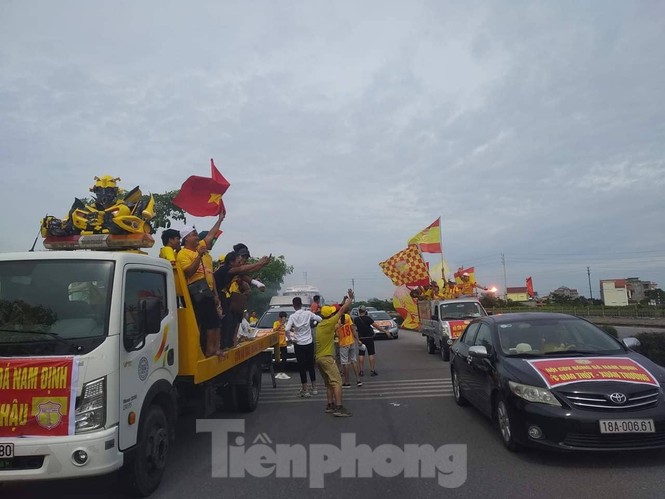 Mất điện giữa trận đấu, 3 vạn CĐV mở hội hoa đăng trên sân Thiên Trường - ảnh 1
