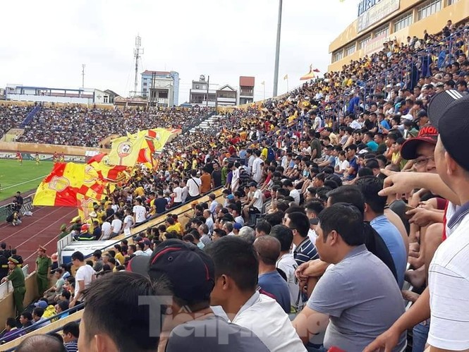 Mất điện giữa trận đấu, 3 vạn CĐV mở hội hoa đăng trên sân Thiên Trường - ảnh 3