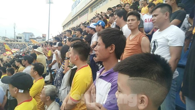 Mất điện giữa trận đấu, 3 vạn CĐV mở hội hoa đăng trên sân Thiên Trường - ảnh 4
