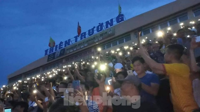 Mất điện giữa trận đấu, 3 vạn CĐV mở hội hoa đăng trên sân Thiên Trường - ảnh 8