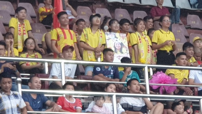 Người hâm mộ bóng đá Thành Nam góp quỹ sửa nhà cho bố mẹ của nữ CĐV tử nạn - ảnh 1