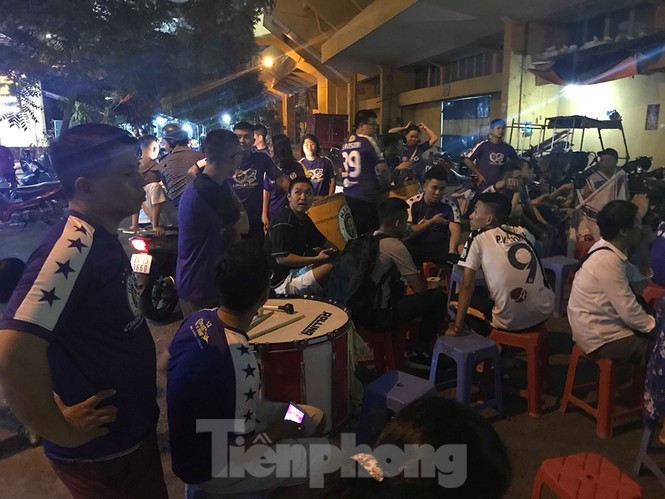 Hàng Đẫy bị 'treo sân', cổ động viên nhòm khe cửa xem derby Hà Nội - ảnh 11