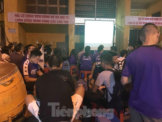 Hàng Đẫy bị 'treo sân', cổ động viên nhòm khe cửa xem derby Hà Nội - ảnh 12
