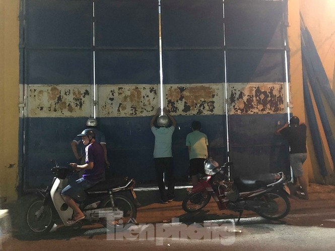 Hàng Đẫy bị 'treo sân', cổ động viên nhòm khe cửa xem derby Hà Nội - ảnh 2