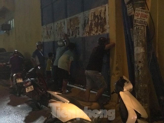 Hàng Đẫy bị 'treo sân', cổ động viên nhòm khe cửa xem derby Hà Nội - ảnh 3