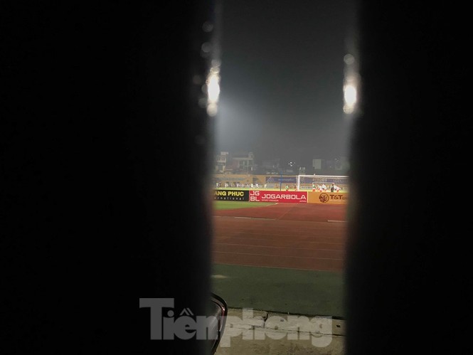 Hàng Đẫy bị 'treo sân', cổ động viên nhòm khe cửa xem derby Hà Nội - ảnh 4