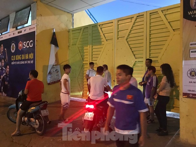 Hàng Đẫy bị 'treo sân', cổ động viên nhòm khe cửa xem derby Hà Nội - ảnh 5