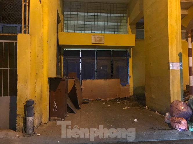 Hàng Đẫy bị 'treo sân', cổ động viên nhòm khe cửa xem derby Hà Nội - ảnh 6