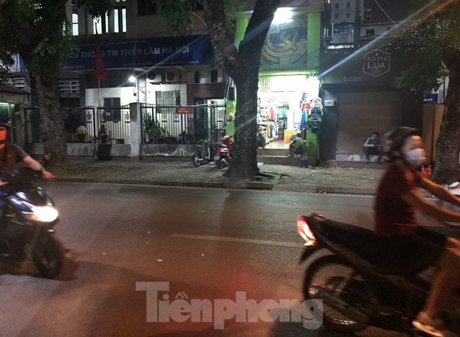 Hàng Đẫy bị 'treo sân', cổ động viên nhòm khe cửa xem derby Hà Nội - ảnh 7