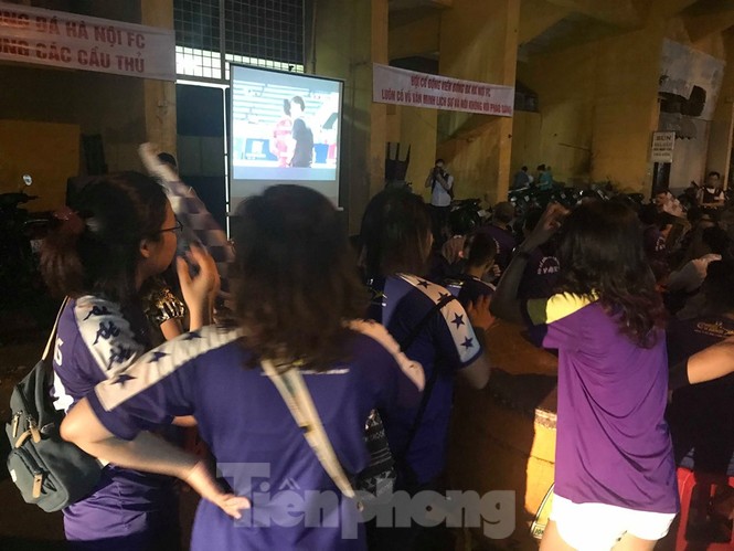 Hàng Đẫy bị 'treo sân', cổ động viên nhòm khe cửa xem derby Hà Nội - ảnh 8