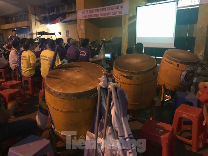 Hàng Đẫy bị 'treo sân', cổ động viên nhòm khe cửa xem derby Hà Nội - ảnh 9