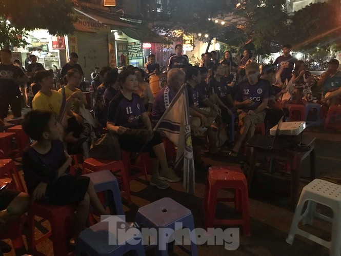 Hàng Đẫy bị 'treo sân', cổ động viên nhòm khe cửa xem derby Hà Nội - ảnh 10