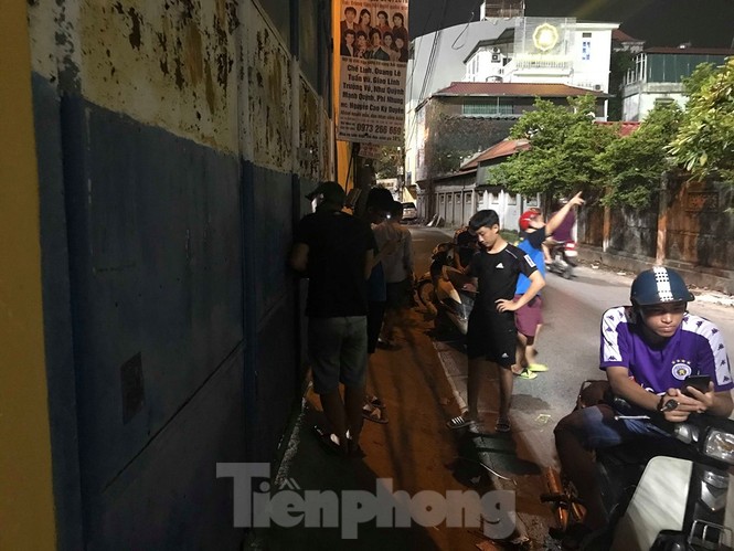 Hàng Đẫy bị 'treo sân', cổ động viên nhòm khe cửa xem derby Hà Nội - ảnh 1