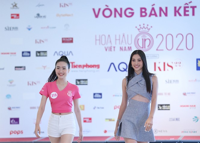 Tiểu Vy mặc gợi cảm hướng dẫn thí sinh hoa hậu catwalk và nhắn nhủ điều quan trọng - ảnh 1