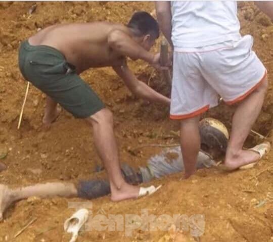 Sạt lở đất, người đàn ông thoát chết trong gang tấc - ảnh 1