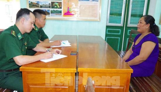 Túng tiền, mẹ bán trẻ sơ sinh qua biên giới - ảnh 1