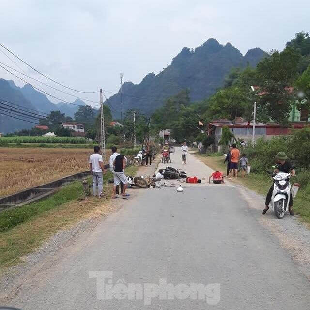 Rợn người cảnh 2 xe mô tô đâm nhau, người nằm la liệt trên đường - ảnh 1