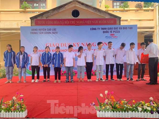 Nâng bước chân học sinh nghèo Lạng Sơn đến trường - ảnh 1