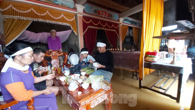 Vợ đau đớn nhìn quan tài chồng trong căn nhà ngập nước - ảnh 6