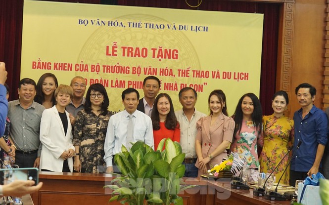Bộ trưởng Văn hóa trao quà trung thu cho cu Bon-con của Thư 'Về nhà đi con' - ảnh 1