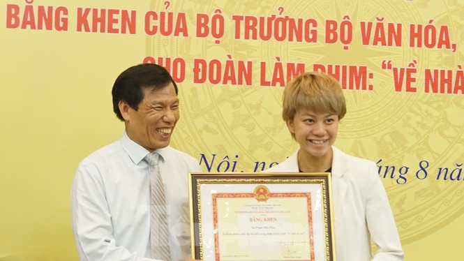 Bộ trưởng Văn hóa trao quà trung thu cho cu Bon-con của Thư 'Về nhà đi con' - ảnh 10