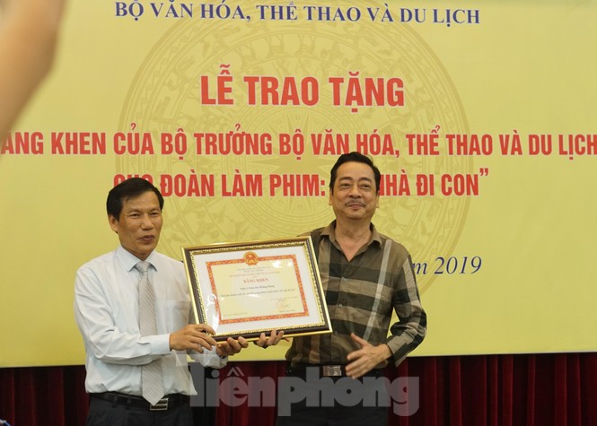 Bộ trưởng Văn hóa trao quà trung thu cho cu Bon-con của Thư 'Về nhà đi con' - ảnh 5