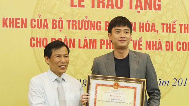 Bộ trưởng Văn hóa trao quà trung thu cho cu Bon-con của Thư 'Về nhà đi con' - ảnh 9