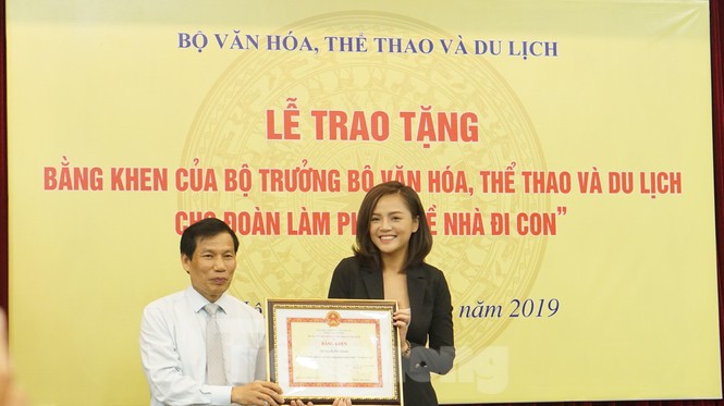 Bộ trưởng Văn hóa trao quà trung thu cho cu Bon-con của Thư 'Về nhà đi con' - ảnh 7
