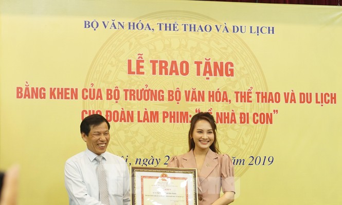 Bộ trưởng Văn hóa trao quà trung thu cho cu Bon-con của Thư 'Về nhà đi con' - ảnh 8