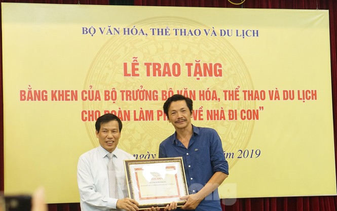 Bộ trưởng Văn hóa trao quà trung thu cho cu Bon-con của Thư 'Về nhà đi con' - ảnh 6