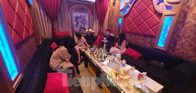 Nữ tiếp viên ăn mặc 'mát mẻ' phục vụ khách trong nhà hàng ở Sài Gòn - ảnh 1
