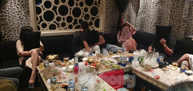 Nữ tiếp viên ăn mặc 'mát mẻ' phục vụ khách trong nhà hàng ở Sài Gòn - ảnh 4