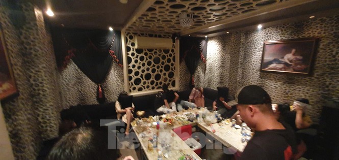 Nữ tiếp viên ăn mặc 'mát mẻ' phục vụ khách trong nhà hàng ở Sài Gòn - ảnh 7