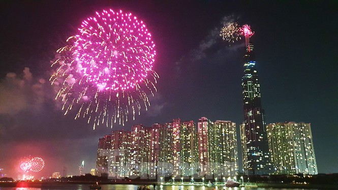 Pháo hoa rực sáng bầu trời TPHCM chào năm mới 2020 - ảnh 5