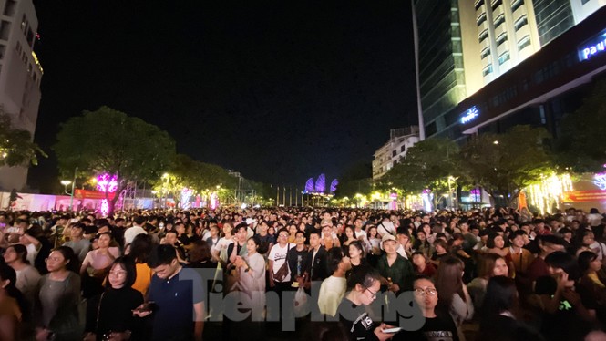 Pháo hoa rực sáng bầu trời TPHCM chào năm mới 2020 - ảnh 1