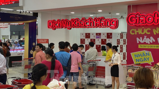 Dân Sài Gòn đổ xô vào siêu thị mua sắm trong ngày đầu năm 2020 - ảnh 8