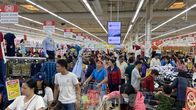 Dân Sài Gòn đổ xô vào siêu thị mua sắm trong ngày đầu năm 2020 - ảnh 1