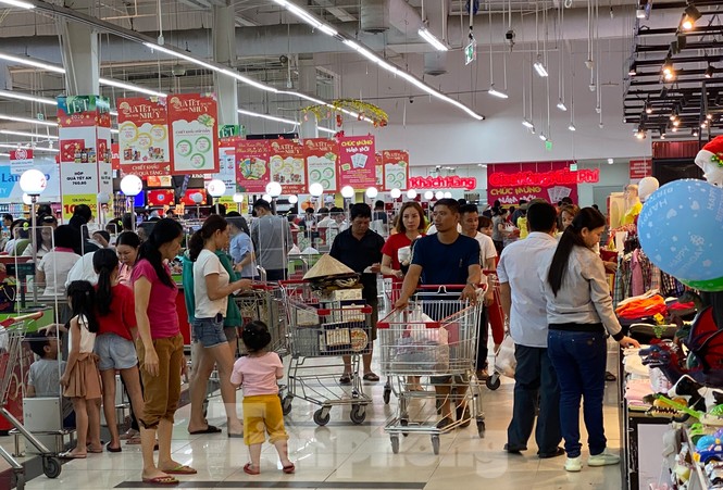 Dân Sài Gòn đổ xô vào siêu thị mua sắm trong ngày đầu năm 2020 - ảnh 3