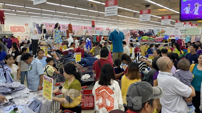 Dân Sài Gòn đổ xô vào siêu thị mua sắm trong ngày đầu năm 2020 - ảnh 4