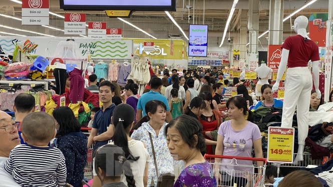 Dân Sài Gòn đổ xô vào siêu thị mua sắm trong ngày đầu năm 2020 - ảnh 5