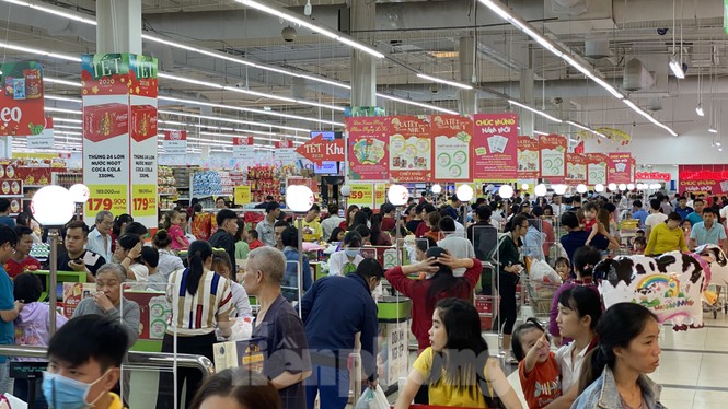Dân Sài Gòn đổ xô vào siêu thị mua sắm trong ngày đầu năm 2020 - ảnh 6