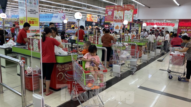 Dân Sài Gòn đổ xô vào siêu thị mua sắm trong ngày đầu năm 2020 - ảnh 7