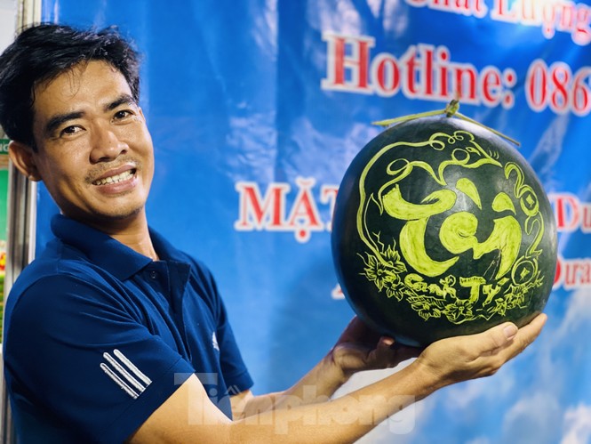 Dưa hấu 'siêu to khổng lồ' khắc chữ thư pháp giá bạc triệu hút hàng - ảnh 12